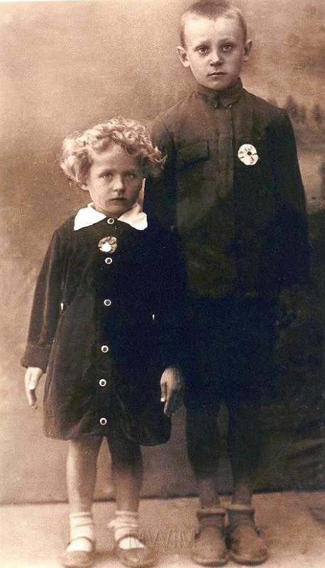 KKE 3487.jpg - od lewej: Julia i Jan Rutkowscy, Sarny, 1934 r.